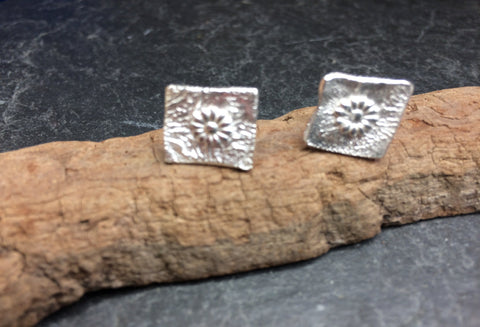 Reticulated large daisy studs