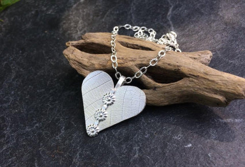 Heart and daisy pendant.