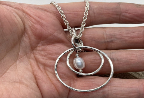 Freshwater pearl and silver circles pendant